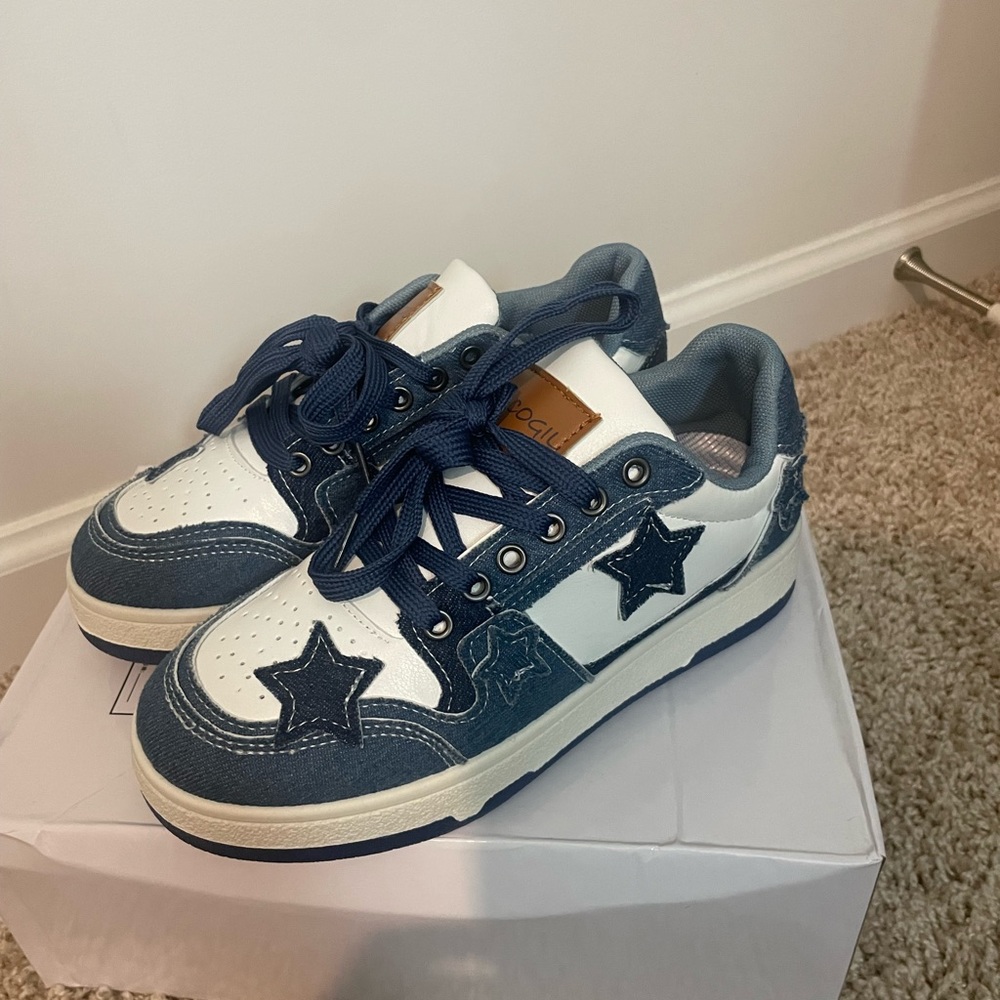 Kids Size 4.5 Denim Fashion Sneakers Stars White and Blue